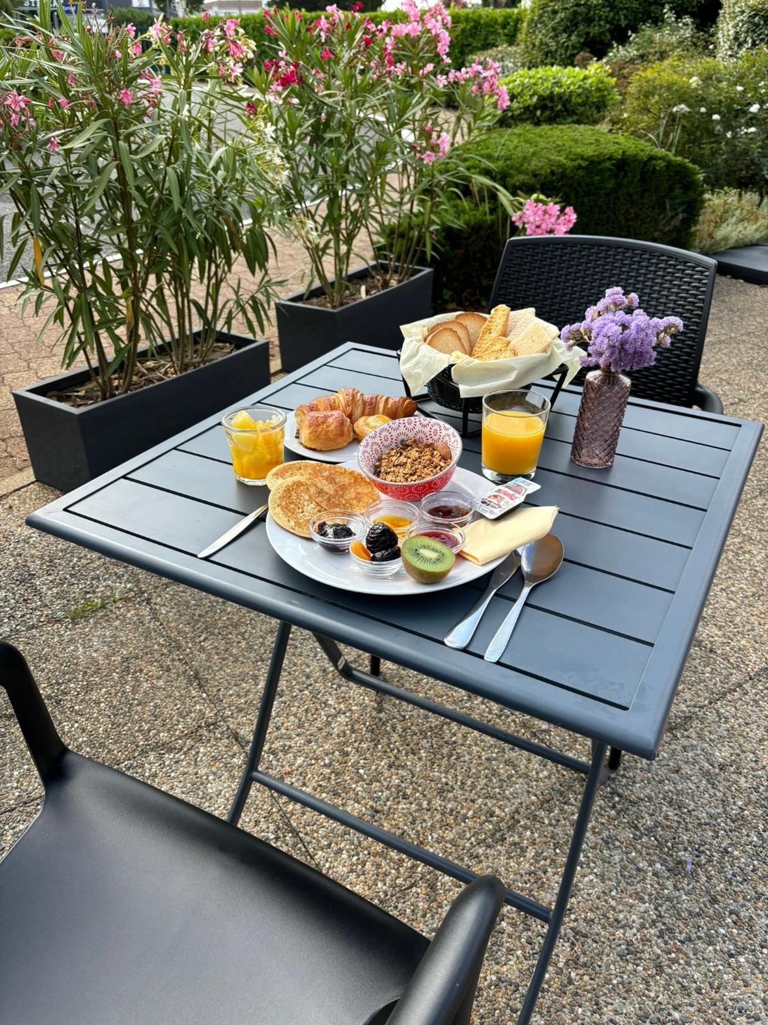Kyriad Bordeaux Lormont Exteriör bild